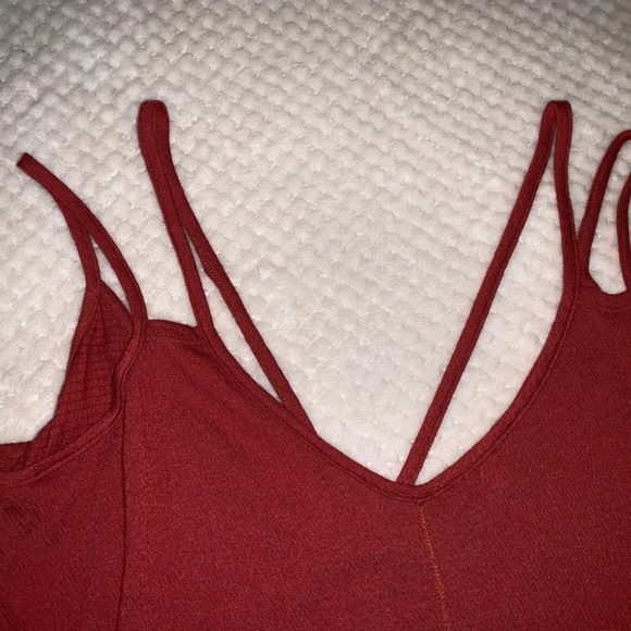 Low-Cut Red Tank Top - Picture 3 of 4